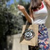 Bolsa cuadrada de yute con parche de ojo bordada a mano con dijes