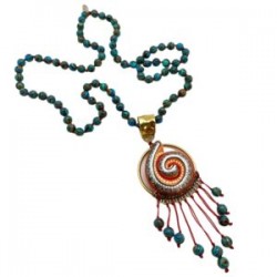 Collar con caracol de madera tallado y pintado a mano