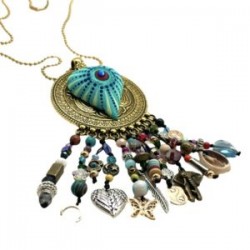 Collar con corazón de madera pintado a mano y dijes