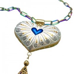 Collar con corazón de madera tallado y pintado a mano