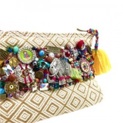 Cosmetiquera artesanal bordada a mano