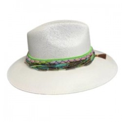 Sombrero con torsal de chaquira color blanco