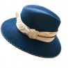 Sombrero de Gamuza color azul marino con cinta de satín dorada