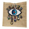 Bolsa cuadrada de yute con parche de ojo bordada a mano con dijes