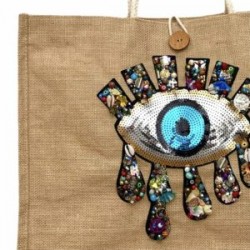Bolsa de yute con parche de ojo bordada a mano con dijes