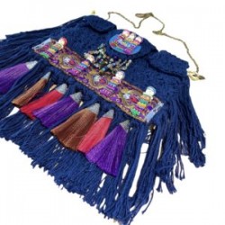 Bolsa tejida “MACRAME” y bordada a mano con dijes, cristales y flecos