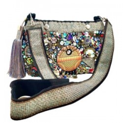 Bolsa tejida y bordada a mano con dijes, cristales y madera