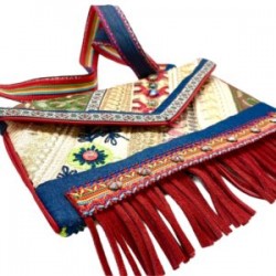 Bolsa tipo cartera con asa de mezclilla y cinta bordada