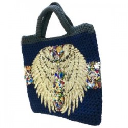 Bolsa tejida y bordada a mano con dijes y parche de alas XL