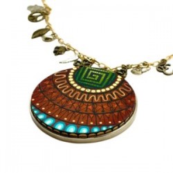 Collar con dije circular pintado a mano y dijes de protección