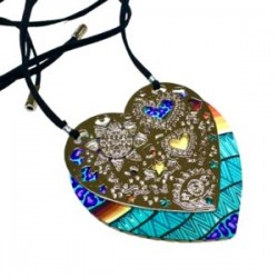 Corazón de madera pintado a mano con dije calado plata