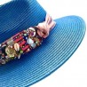 Sombrero con cinta tejida y diferentes dijes bordados