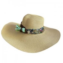 Sombrero de ala ancha con banda bicolor y trenzado con dijes bordados
