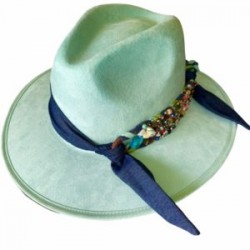 Sombrero de Gamuza azul aqua con cinta de mezclilla tejida y diferentes dijes bordados