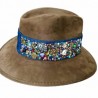 Sombrero de Gamuza con cinta de mezclilla bordada con diferentes dijes