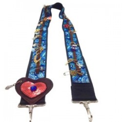 Asa para bolsa con diferentes dijes hecha a mano azul y corazón rojo