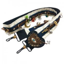 Asa para bolsa con diferentes dijes hecha a mano marfil