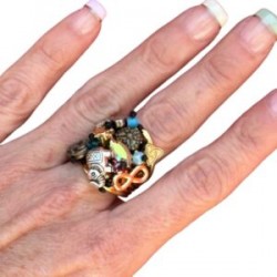 Anillo ajustable con dijes de fortuna y protección