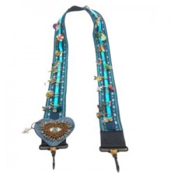 Asa para bolsa con diferentes dijes hecha a mano azul