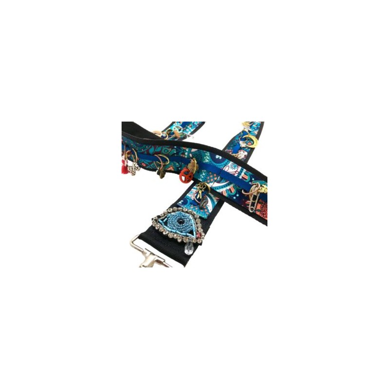 Asa para bolsa con diferentes dijes hecha a mano azul con parche de ojo