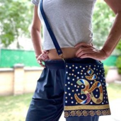 Bolsa “Cross Body” de mezclilla con OM pintado a mano