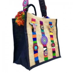 Bolsa cuadrada de yute con figuras de piel y asa