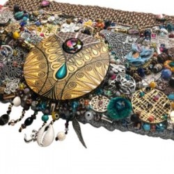 Bolsa tejida con dijes hecha a mano pieza única mexican boho