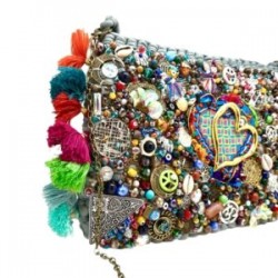 Bolsa tejida y bordada a mano con dijes y flecos