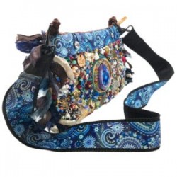 Bolsa tejida y bordada a mano con dijes y madera pintada a mano