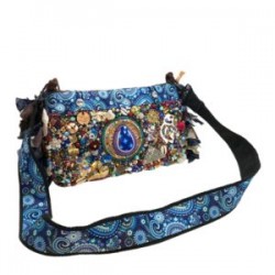 Bolsa tejida y bordada a mano con dijes y madera pintada a mano