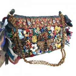 Bolsa tejida y bordada a mano con dijes y parche de abeja