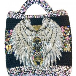 Bolsa tejida y bordada a mano con dijes y parche de alas plateadas XL