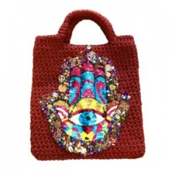 Bolsa tejida y bordada a mano con dijes y parche de Hamsa