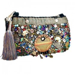Bolsa tejida y bordada a mano con dijes, cristales y madera