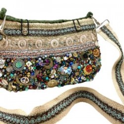 Bolsa tejida y bordada a mano verde militar con dijes y asa