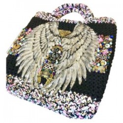 Bolsa tejida y bordada a mano con dijes y parche de alas plateadas XL