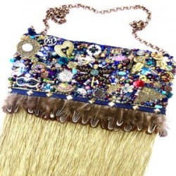 Bolsa tejida y bordada con diferentes dijes