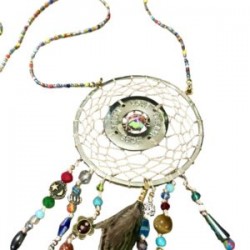 Collar con atrapa sueños y dije LOVE, DREAM, HOPE, TRUST, LOVE