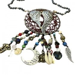 Collar con atrapa sueños, dijes de protección y alas