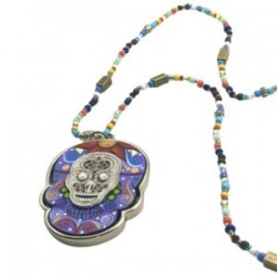 Collar con calavera pintada a mano y chaquira