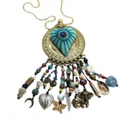 Collar con corazón de madera pintado a mano y dijes