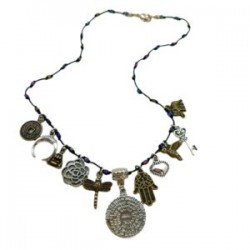 Collar con diferentes dijes de protección y fortuna.