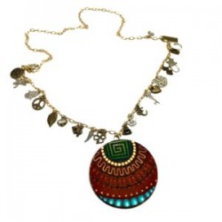 Collar con dije circular pintado a mano y dijes de protección