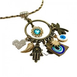 Collar con atrapasueños y dijes de protección