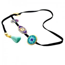 Collar con dijes de piel pintados a mano en gamuza negra