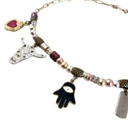Collar con diferentes dijes de protección y fortuna