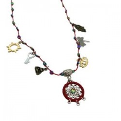 Collar con diferentes dijes de protección, fortuna y atrapasueños