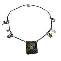 Collar con escapulario (hamsa), hilo y chaquira