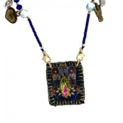 Collar con escapulario (hamsa), hilo y chaquira