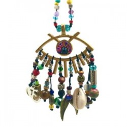 Collar con ojo y dijes de protección